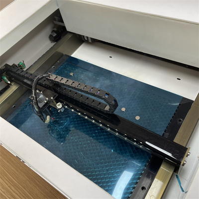 Máy cắt laser Daqin bảo vệ màn hình kính nóng với tốc độ cắt 0-50mm/s