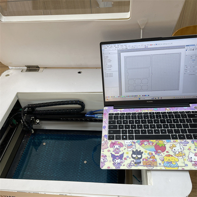 Máy cắt laser bảo vệ màn hình AC220V/50Hz với làm mát bằng nước tuần hoàn và ống thổi, độ dày cắt 0.5MM